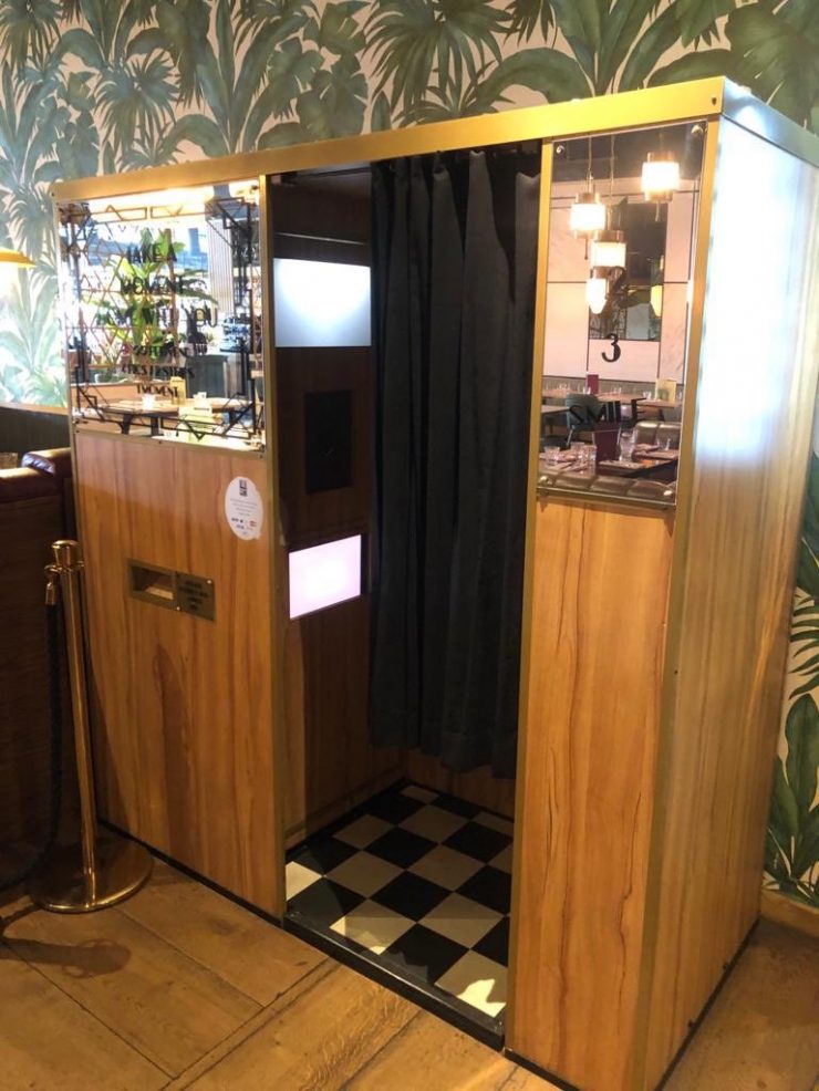 Unveiling the Magic How a Photo Booth Works RetroMe